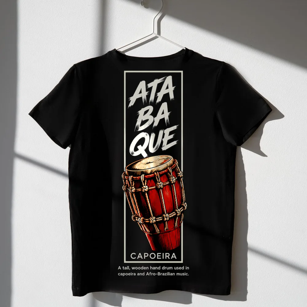 Atabaque — Camiseta preta · estampa nas costas