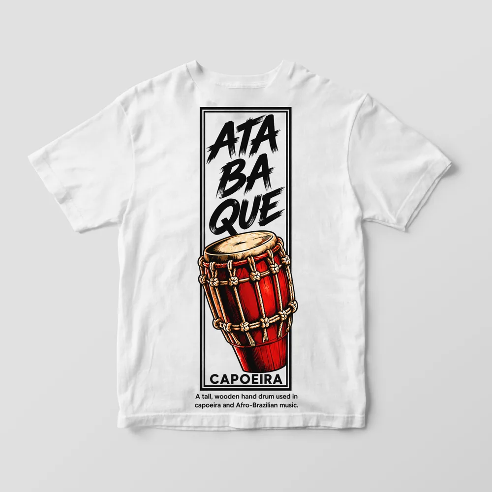 Atabaque — Camiseta branca · estampa nas costas